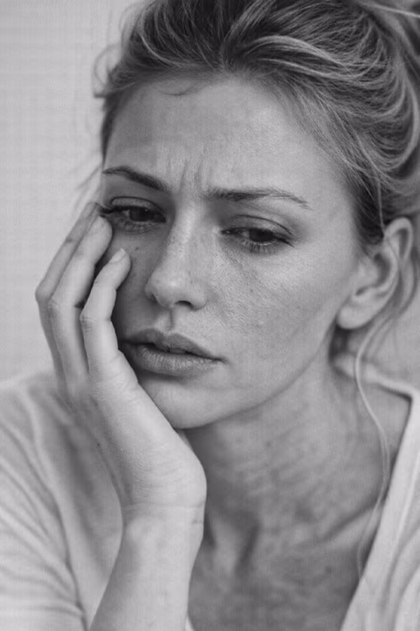 Black and white portrait representing dehydrated skin lacking moisture concern at CAMI