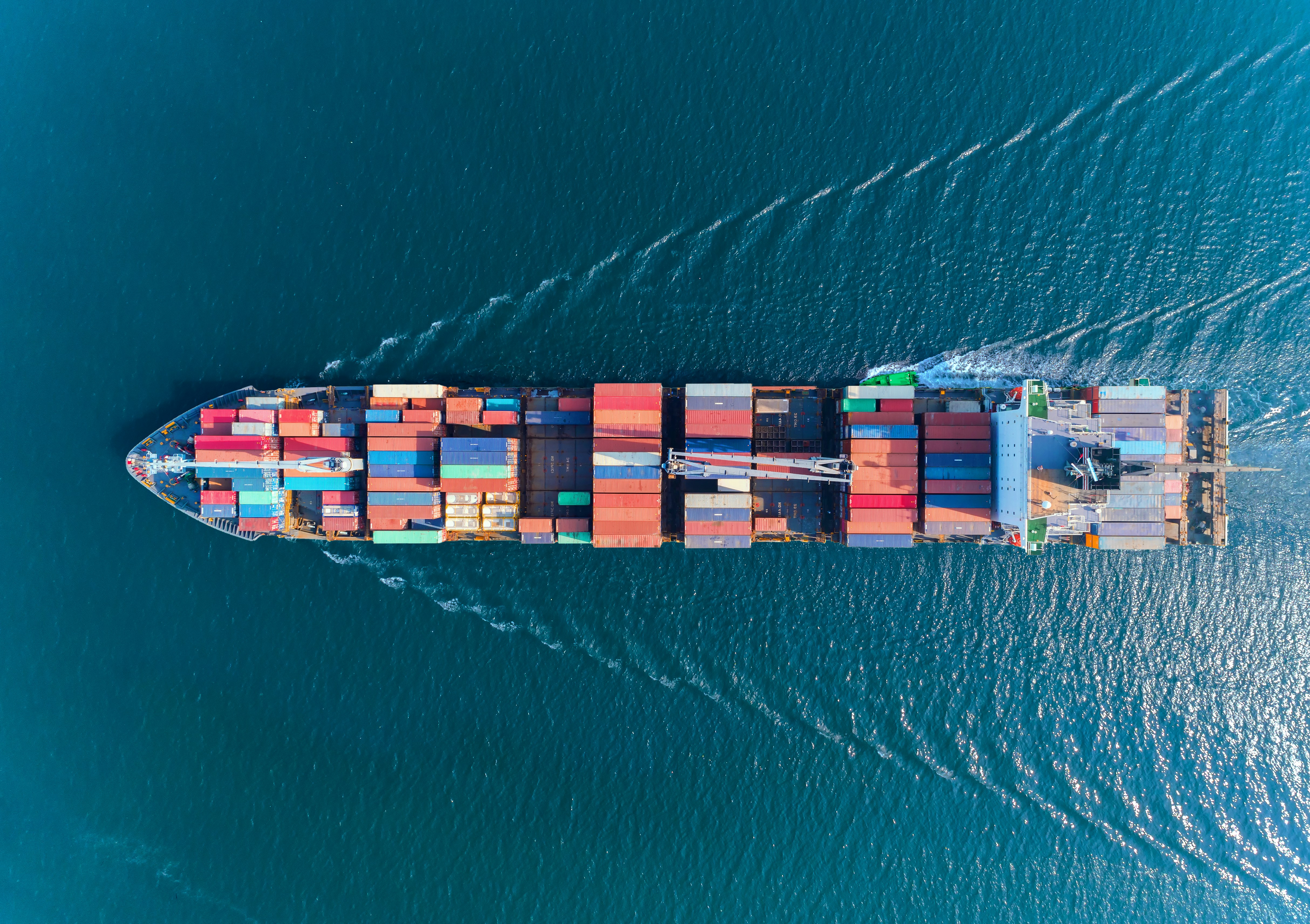 Carguero que representa las opciones de abastecimiento y transporte a nivel mundial