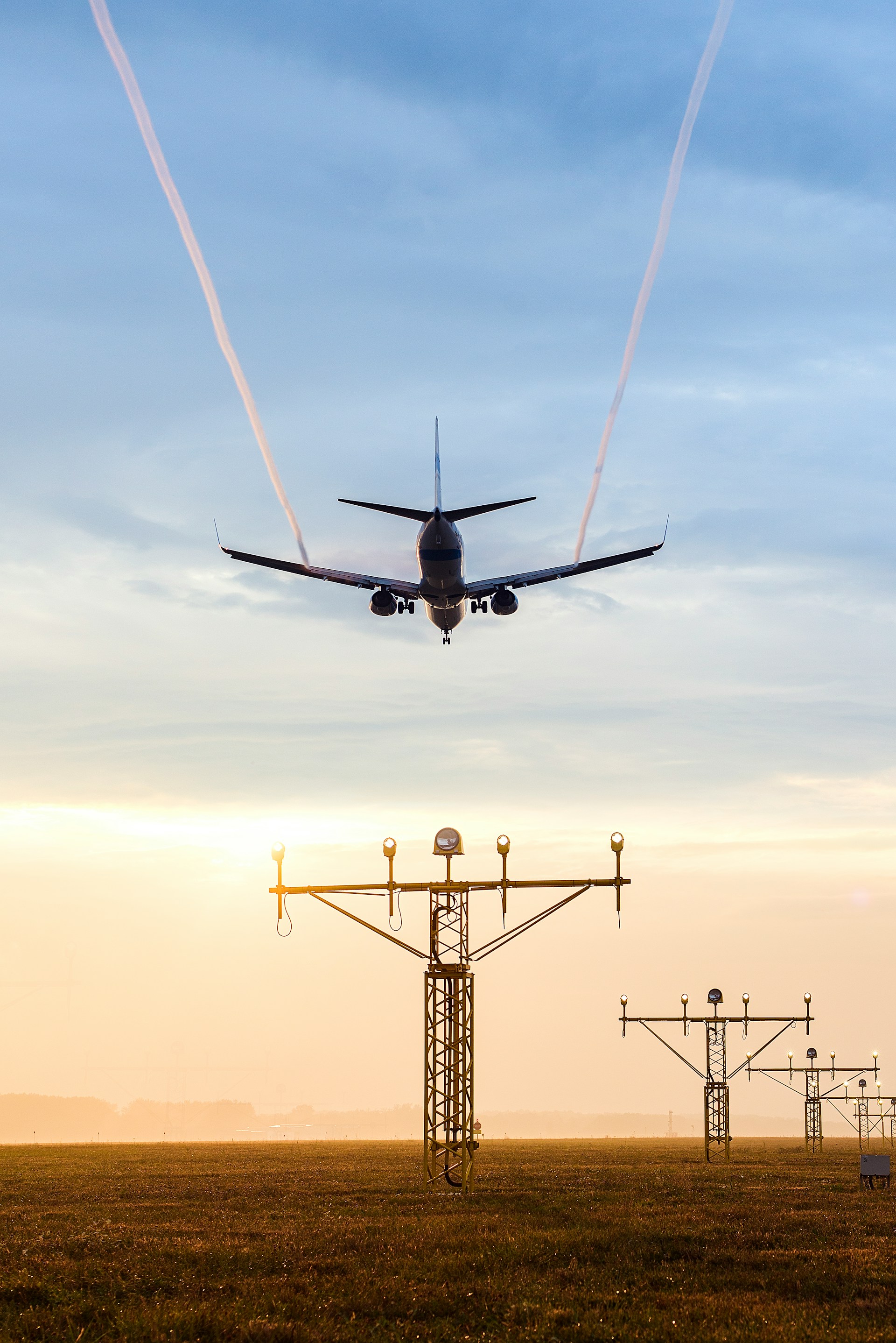 Aviones que despegan hacia el cielo