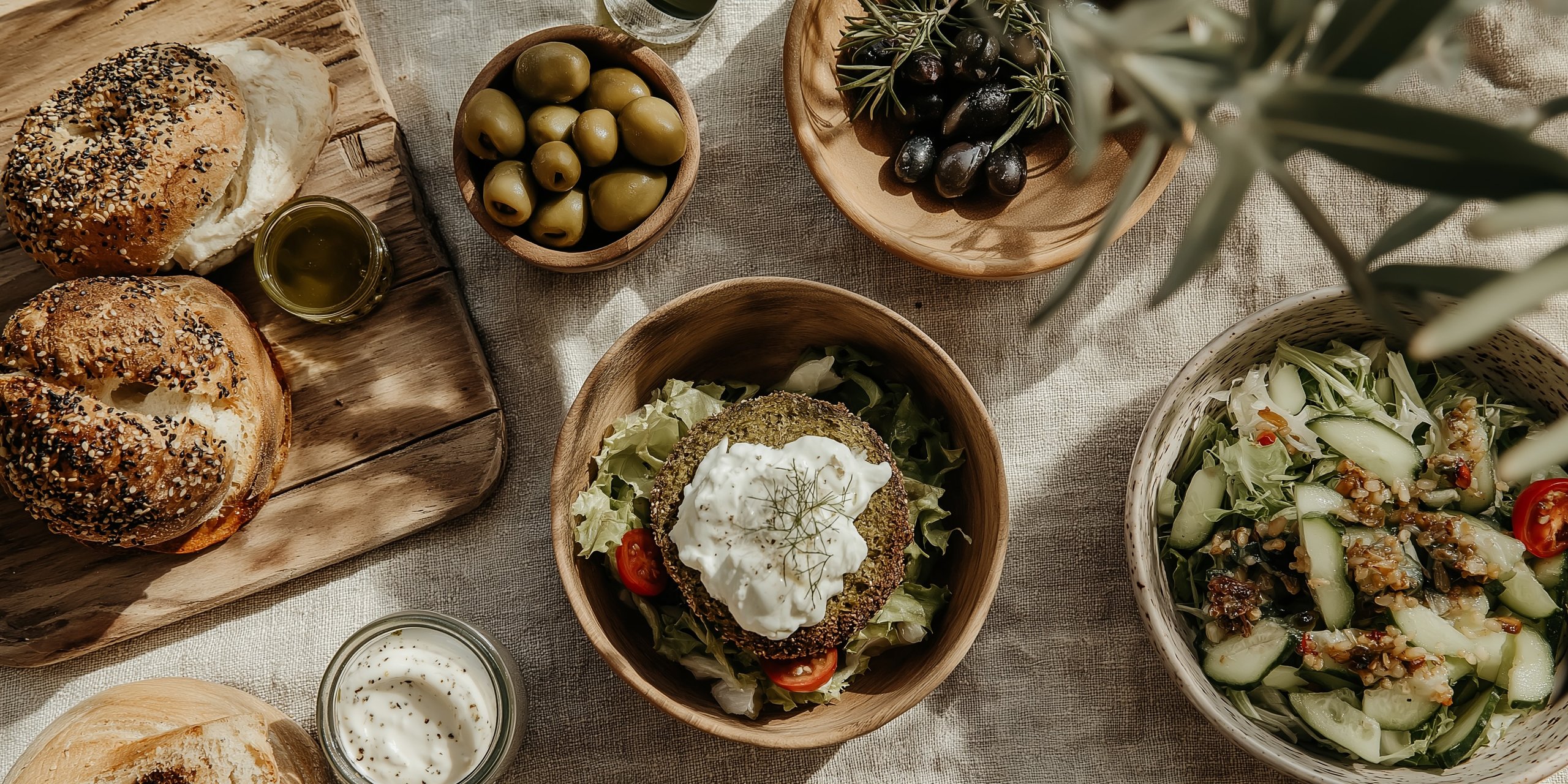 Uppifrånvy av varierande maträtter i skålar