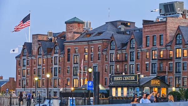 Un hôtel de luxe longe le quai du port de plaisance de Boston.