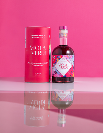 Viola Verde drink with pink background