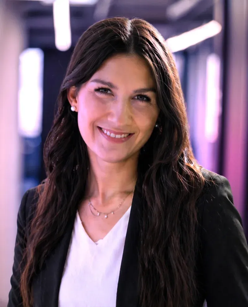 Professionelles Portrait von Selina Finsterwald, Social Media und Content Manager bei AD Promotion.