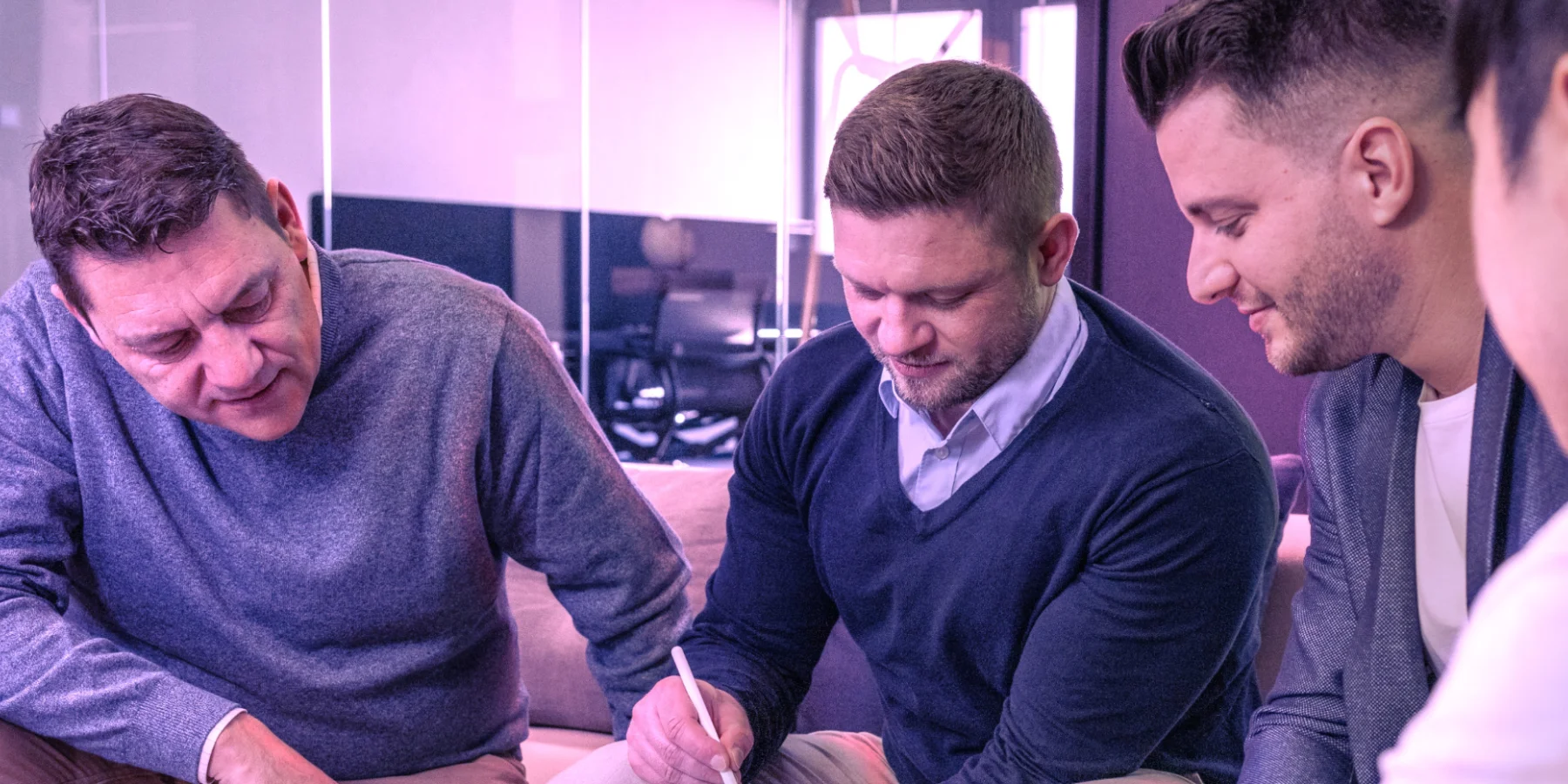Team bespricht Inhalte, Fachthemen und digitale Sichtbarkeit für LinkedIn und KI-Systeme.