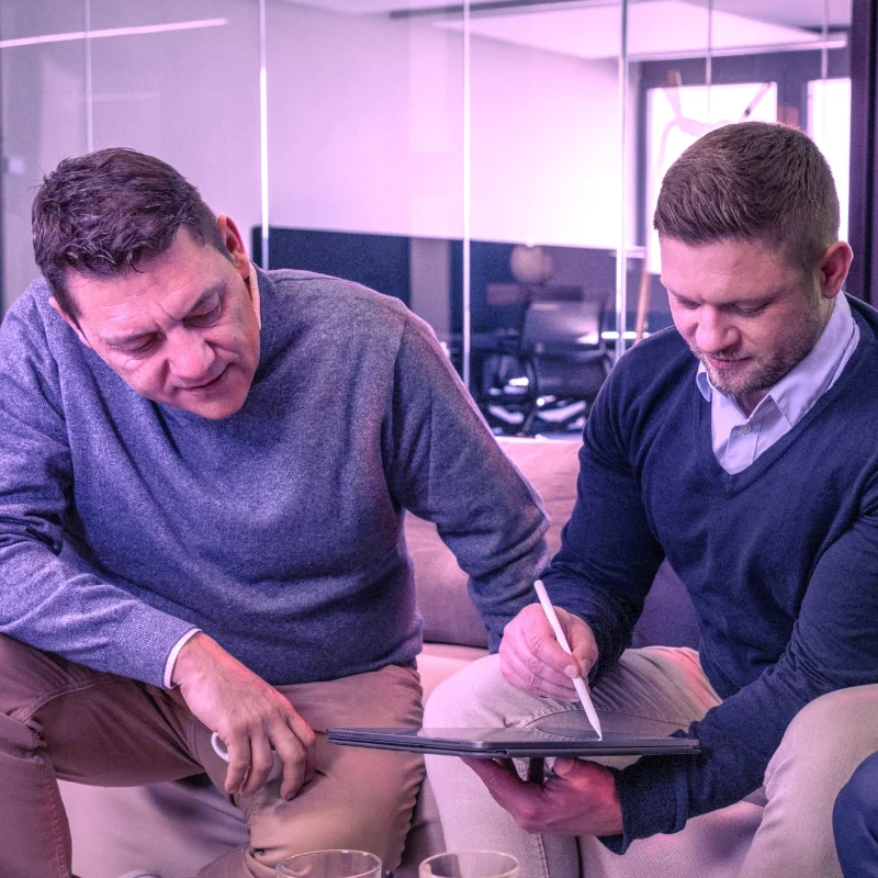 Team bespricht Inhalte, Fachthemen und digitale Sichtbarkeit für LinkedIn und KI-Systeme.