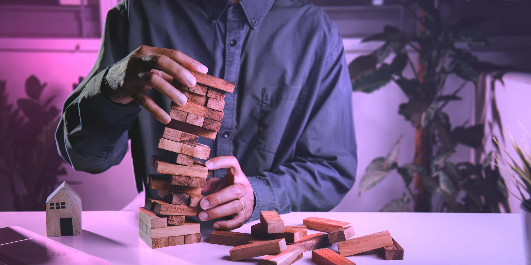 Person stapelt Holzklötze als Symbol für Strategie, Fundament und Themenklarheit im LinkedIn-Marketing.