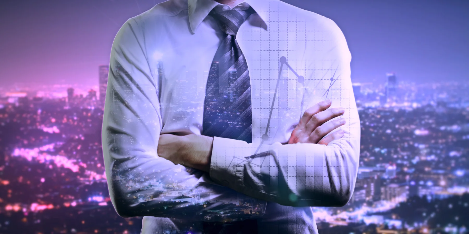 Businessperson mit verschränkten Armen vor Datenvisualisierung als Symbol für Corporate Influencer, Fachrolle und digitale Sichtbarkeit.