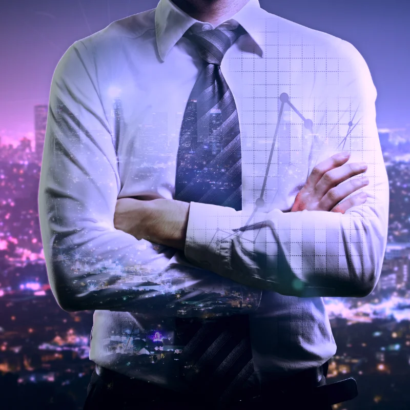 Businessperson mit verschränkten Armen vor Datenvisualisierung als Symbol für Corporate Influencer, Fachrolle und digitale Sichtbarkeit.