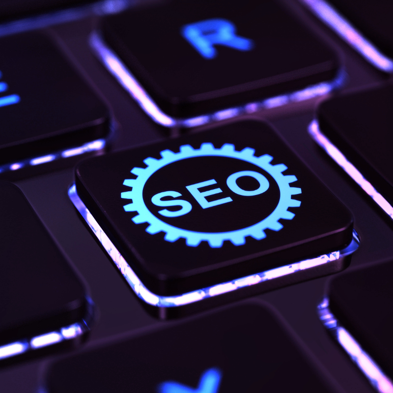SEO-Symbol auf einer beleuchteten Tastatur als Sinnbild für die Analyse von GEO-Daten in der neuen Google Suche.