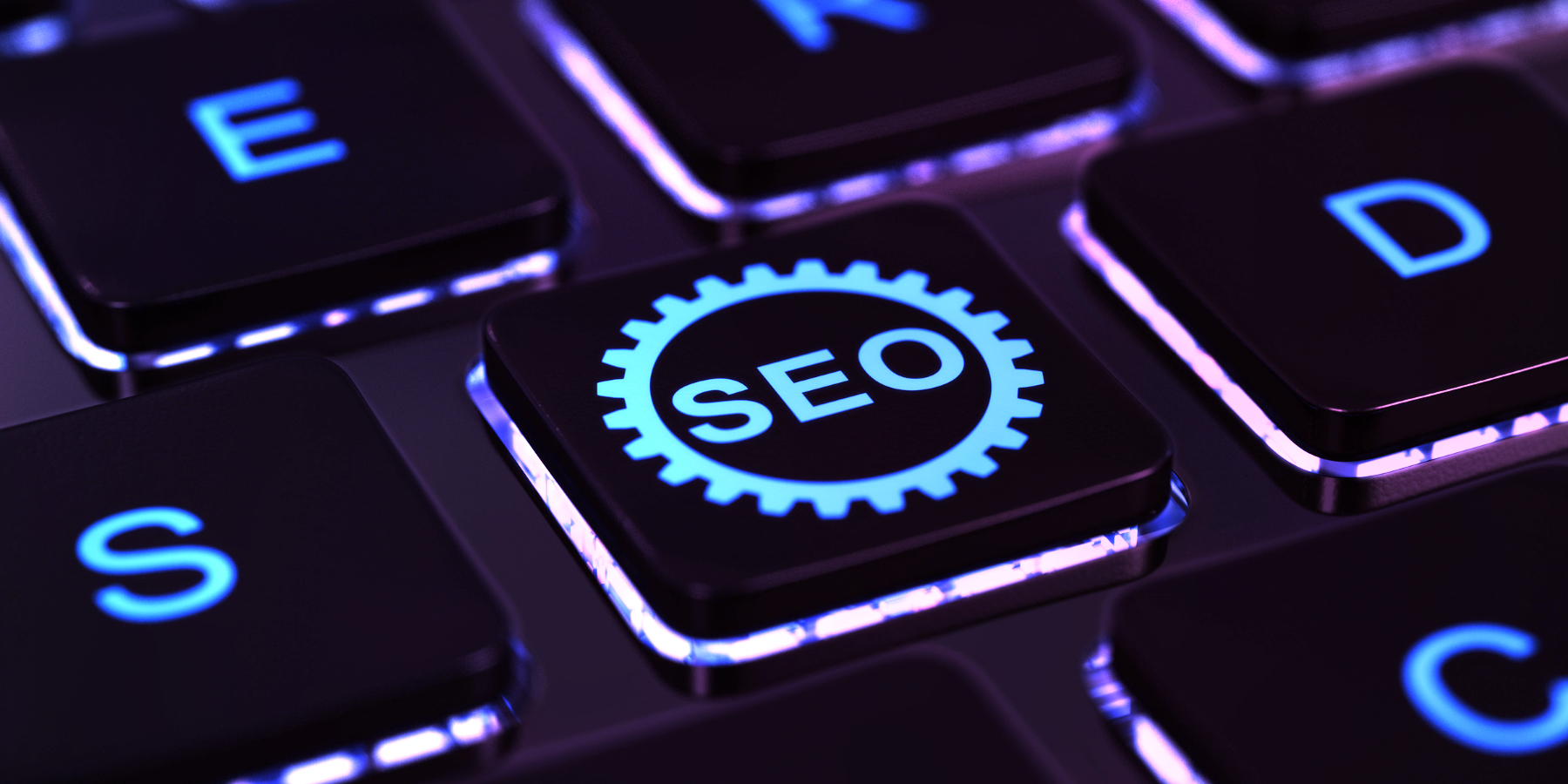 SEO-Symbol auf einer beleuchteten Tastatur als Sinnbild für die Analyse von GEO-Daten in der neuen Google Suche.