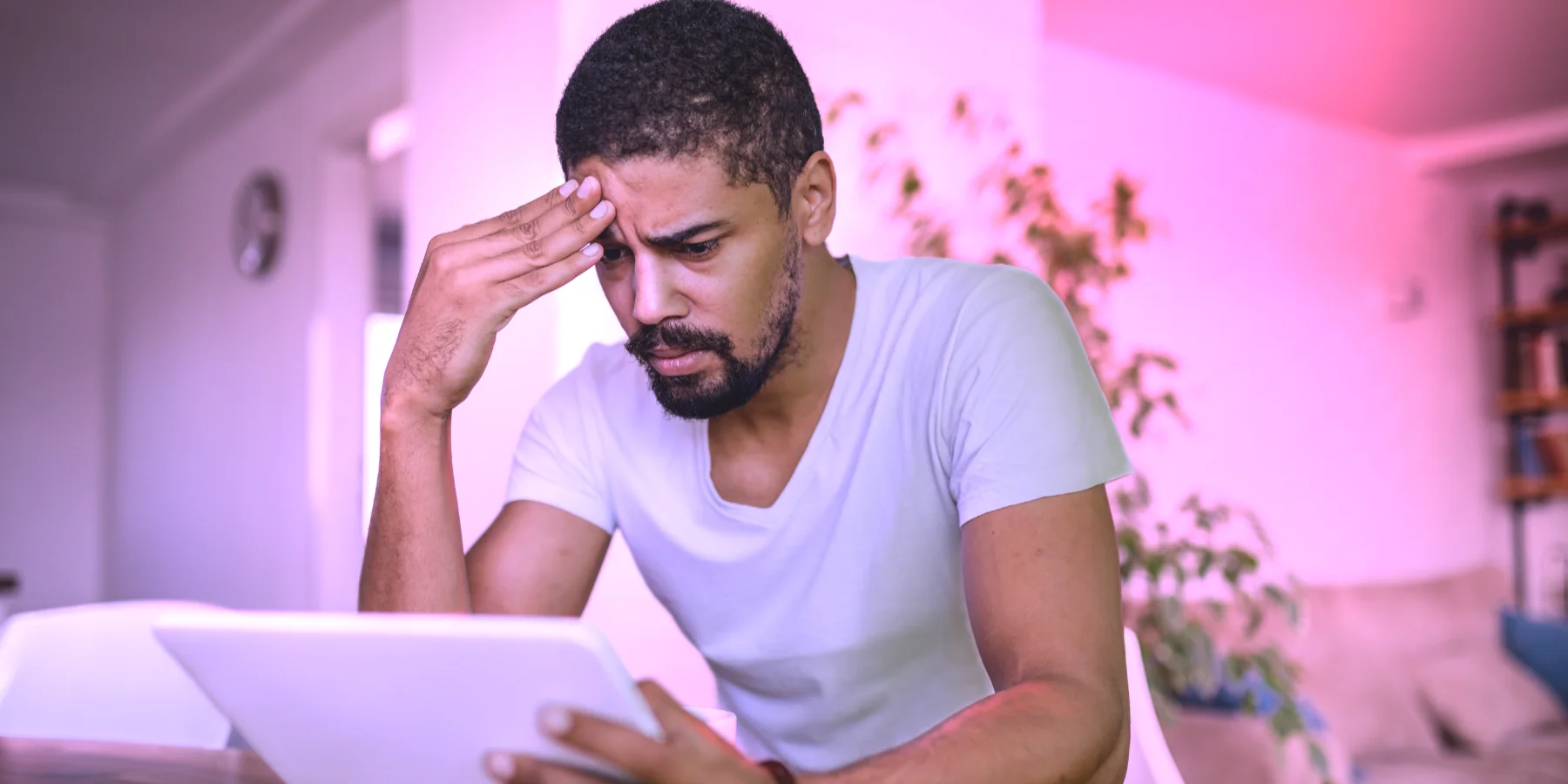 Nachdenkliche Person betrachtet Inhalte auf einem Tablet. Klare Kommunikation wird für Menschen und KI immer wichtiger.