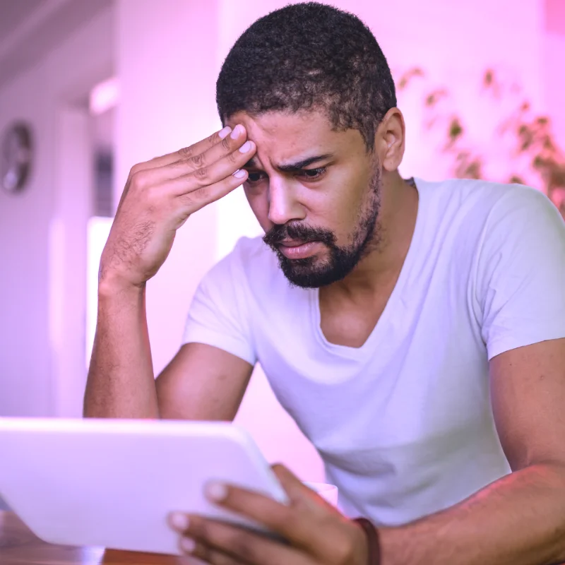 Nachdenkliche Person betrachtet Inhalte auf einem Tablet. Klare Kommunikation wird für Menschen und KI immer wichtiger.