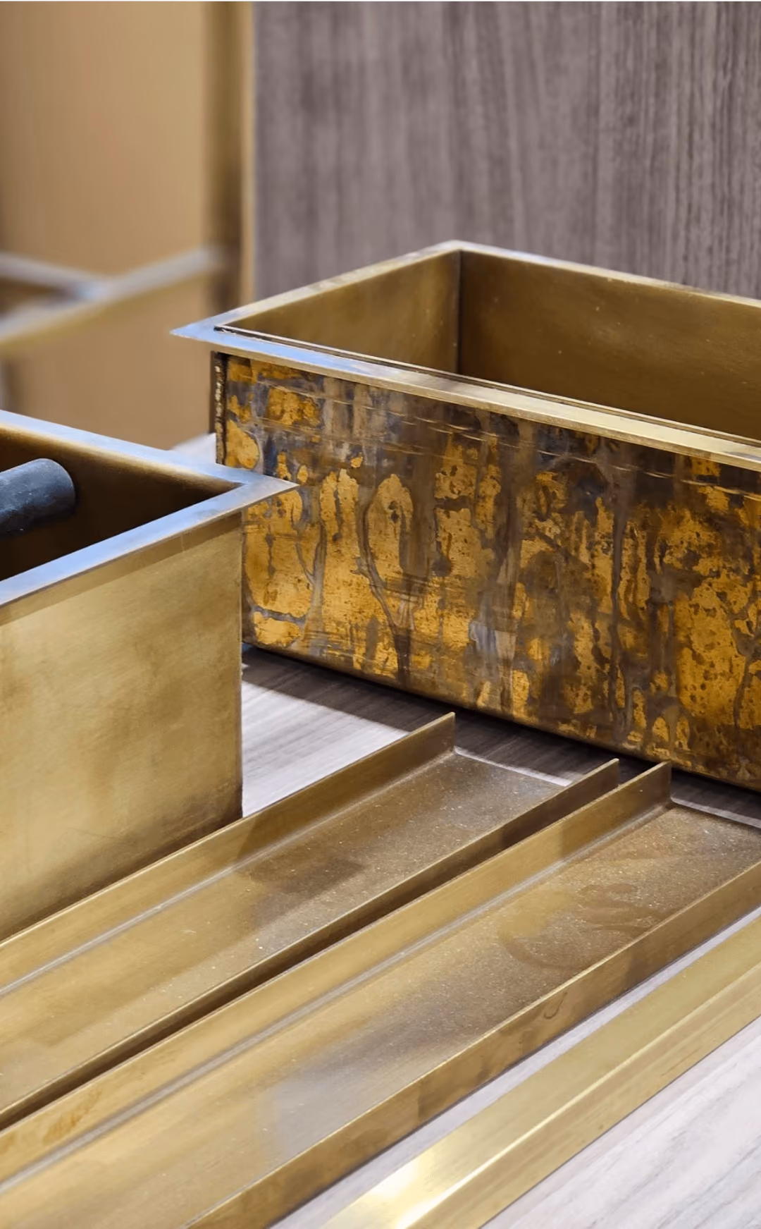 Op maat gemaakte messing spoelbakken in de werkplaats