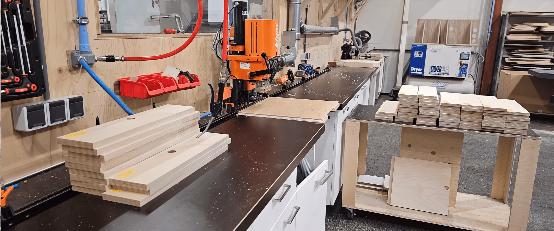Werkbank met houten panelen in de werkplaats