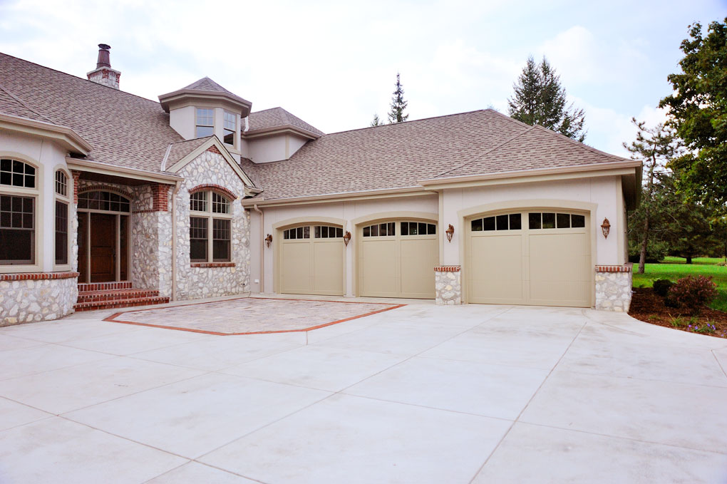 Selling Your Florida Home: Garage Door Replacement and Curb Appeal