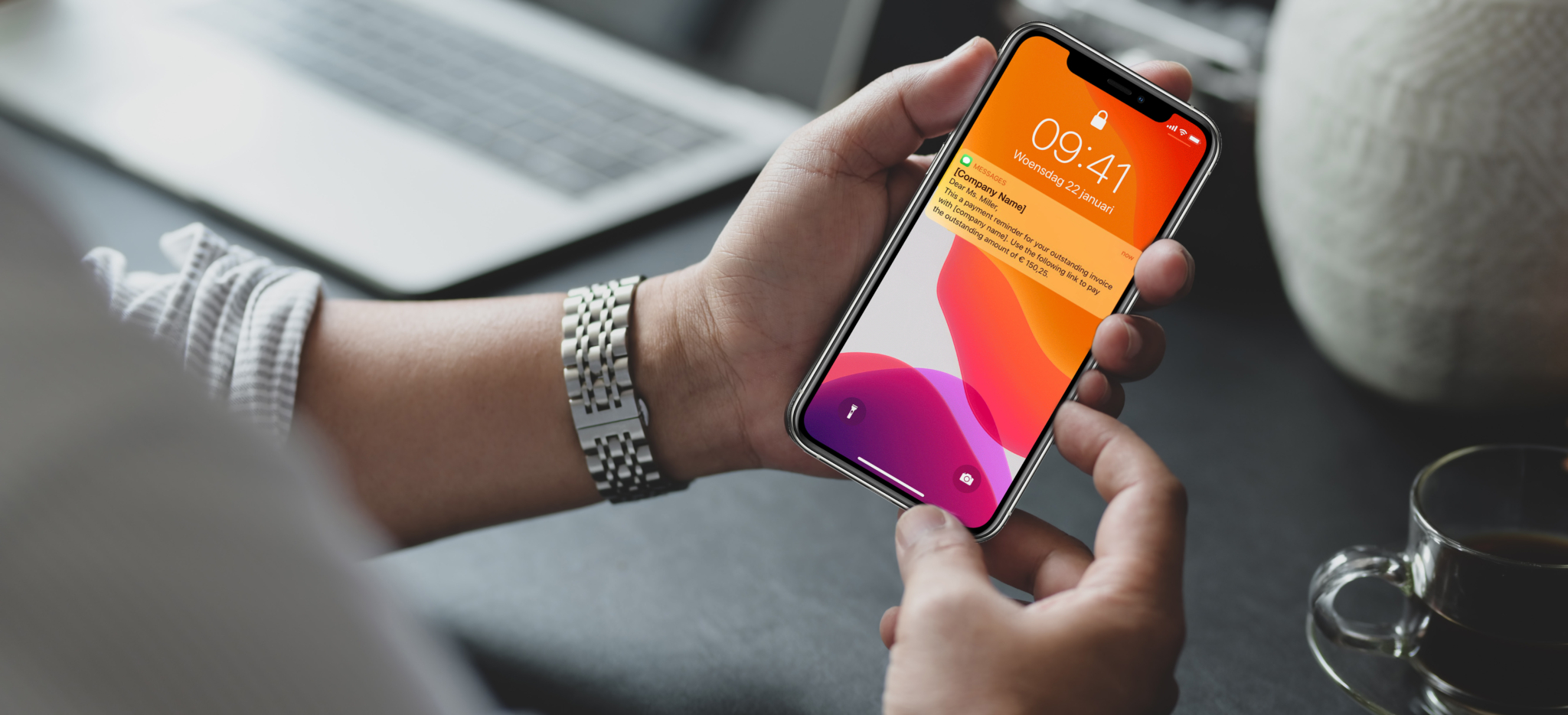 SMS payment reminder on the phone