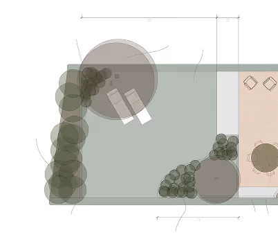 Bovenaanzicht van een tuin met grasveld, twee ligbedden onder een boom, struiken langs de randen, en een terras met een ronde tafel en vier stoelen.