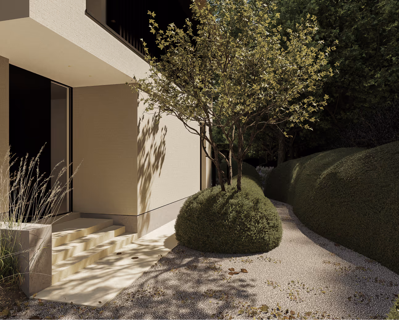 Moderne huisentree met betonnen trappen, plantenbak, een boom en een grindpad langs strak gesnoeide hagen.