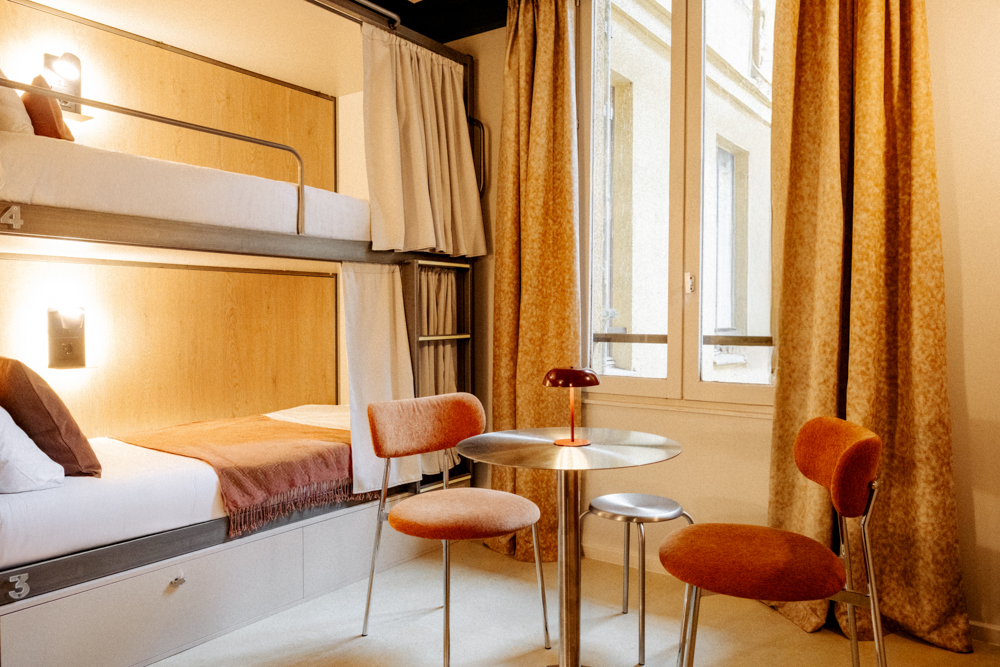 Chambre partagée lumineuse dans un hostel centre-ville à Toulouse géré par Glintstay, une option d'hostel pas cher et confortable.
