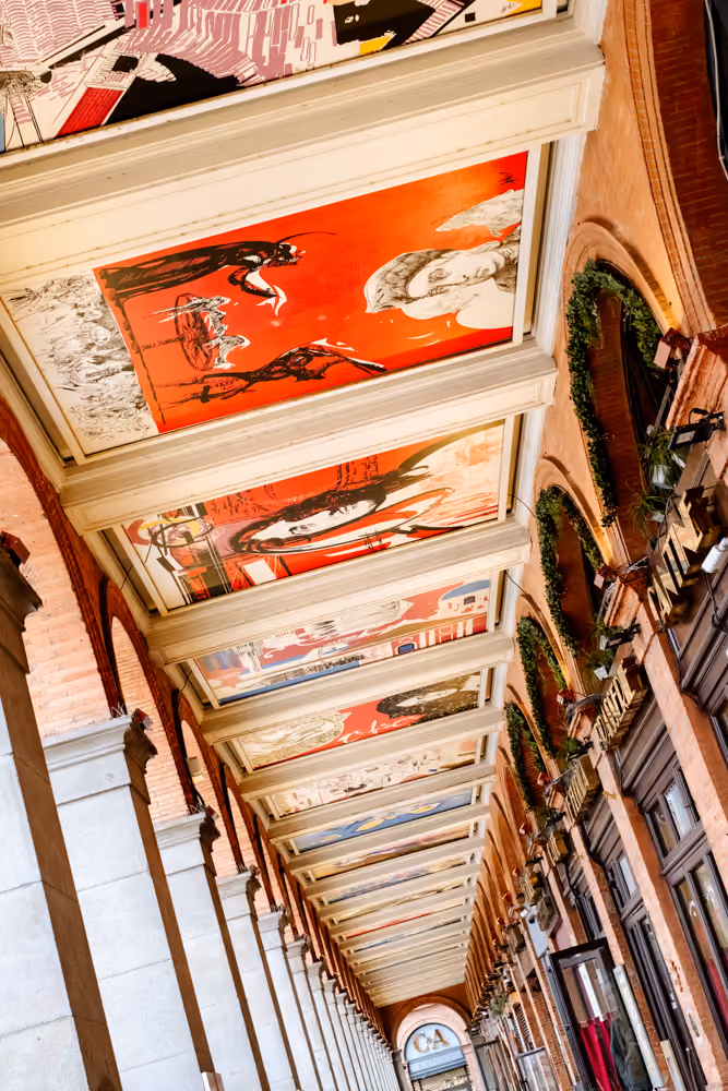 Décoration artistique et atypique d'un hébergement proche gare à Toulouse géré par Glintstay, parfait pour un city break.