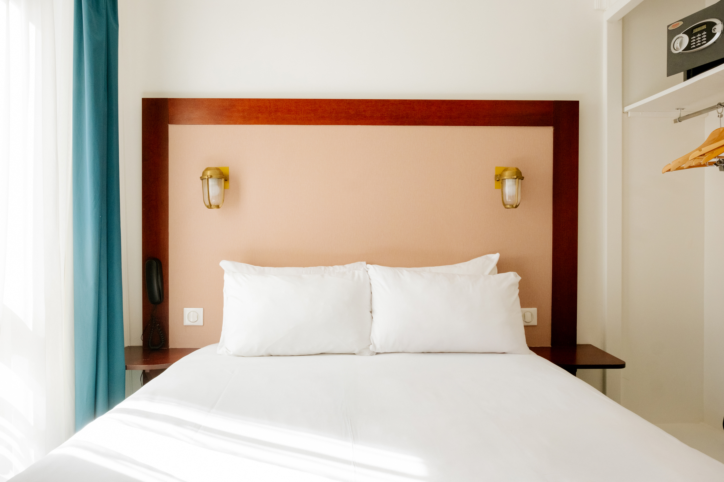 Lit double dans une chambre dans un boutique hotel centre-ville à Paris sélectionné par Glint Stay.