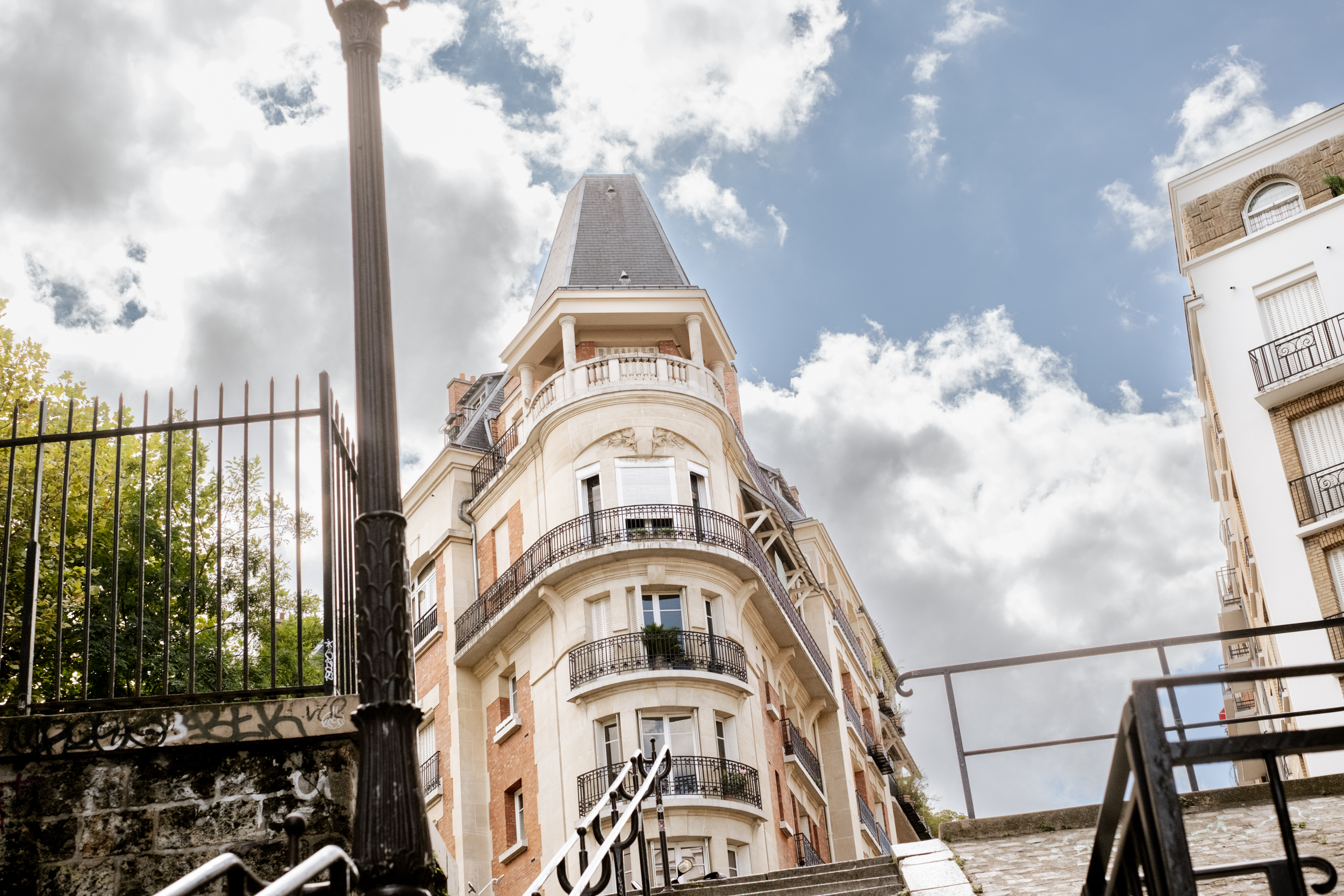 Vue d'un immeuble typique près de Montmartre et Barbès à Paris - Glint
