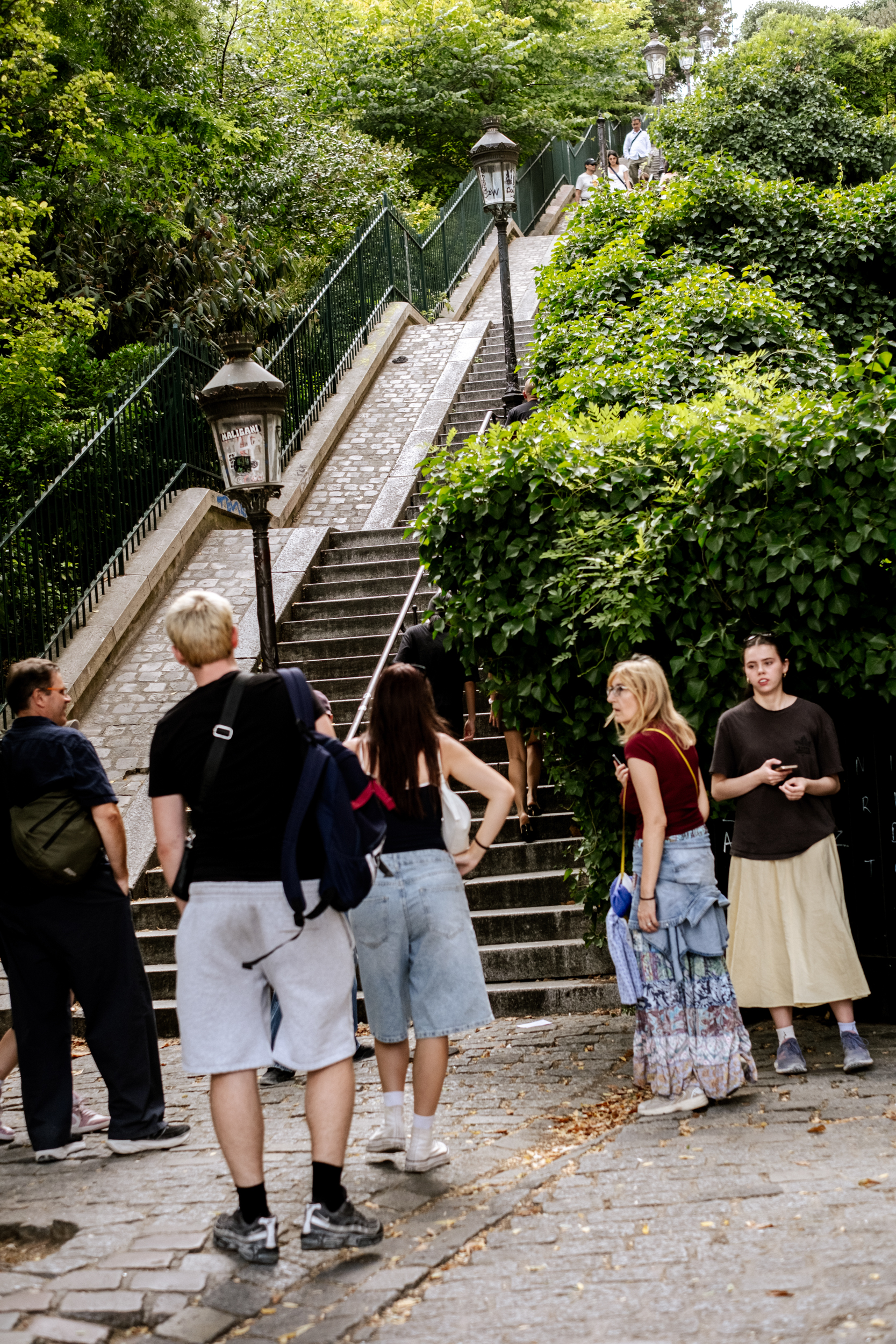 Personnes en ballade à Montmartre - Glint
