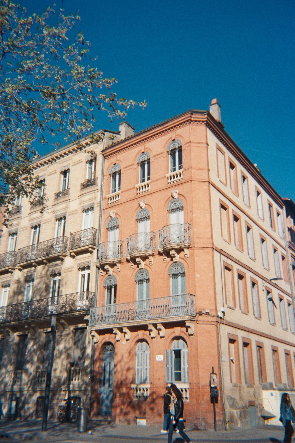 Confort absolu pour un week-end romantique à Toulouse, hébergement de qualité supérieure par Glint.