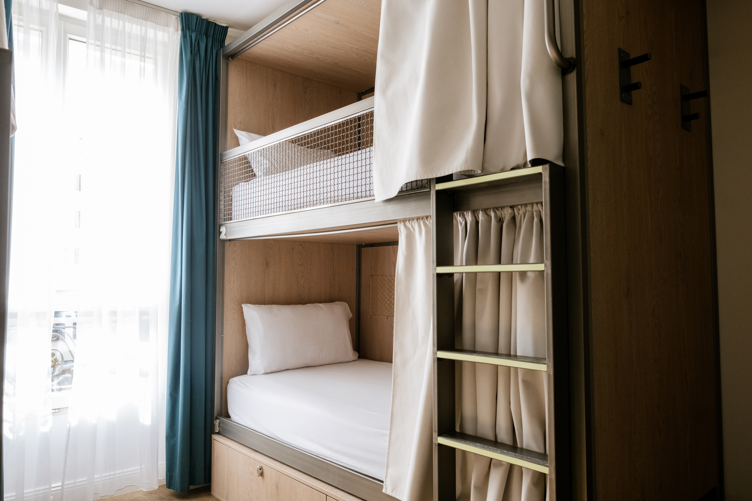Deux lits dans un dortoir moderne de Glint Paris