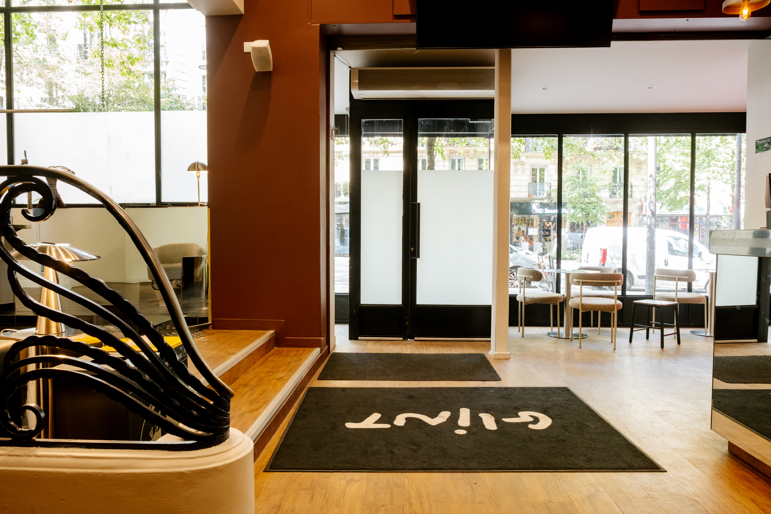 Lobby contemporain de Glint Paris avec bar, espace détente et décoration colorée