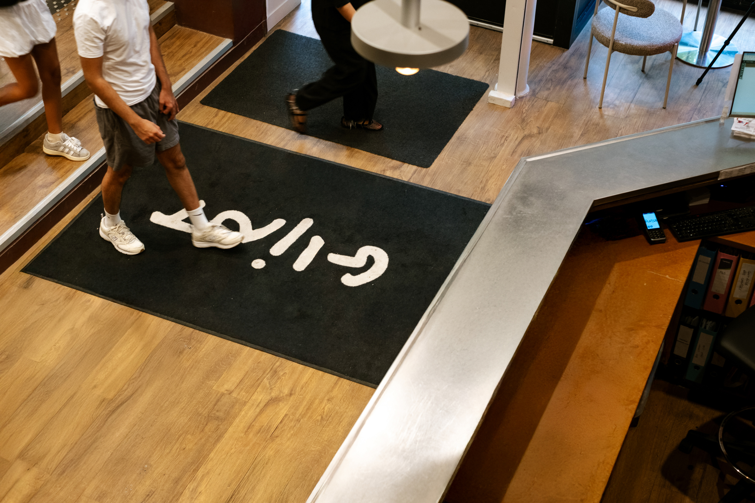 Lobby contemporain de Glint Paris avec bar, espace détente et décoration colorée