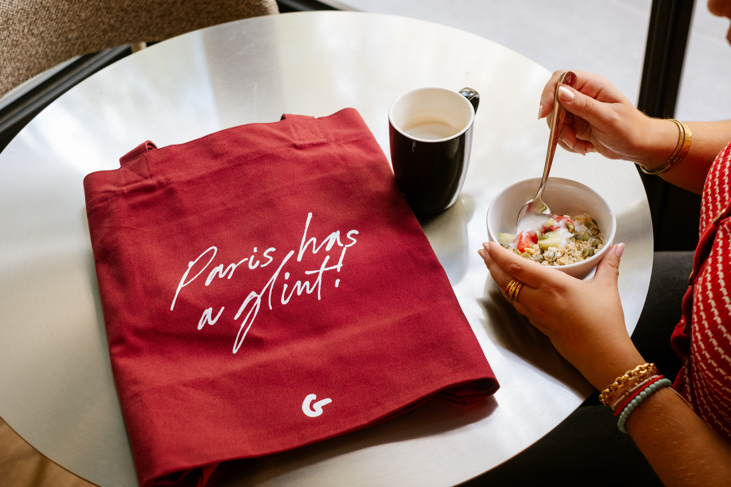 Petit-déjeuner dans l'espace commun de Glint Paris avec tote bag de la marque