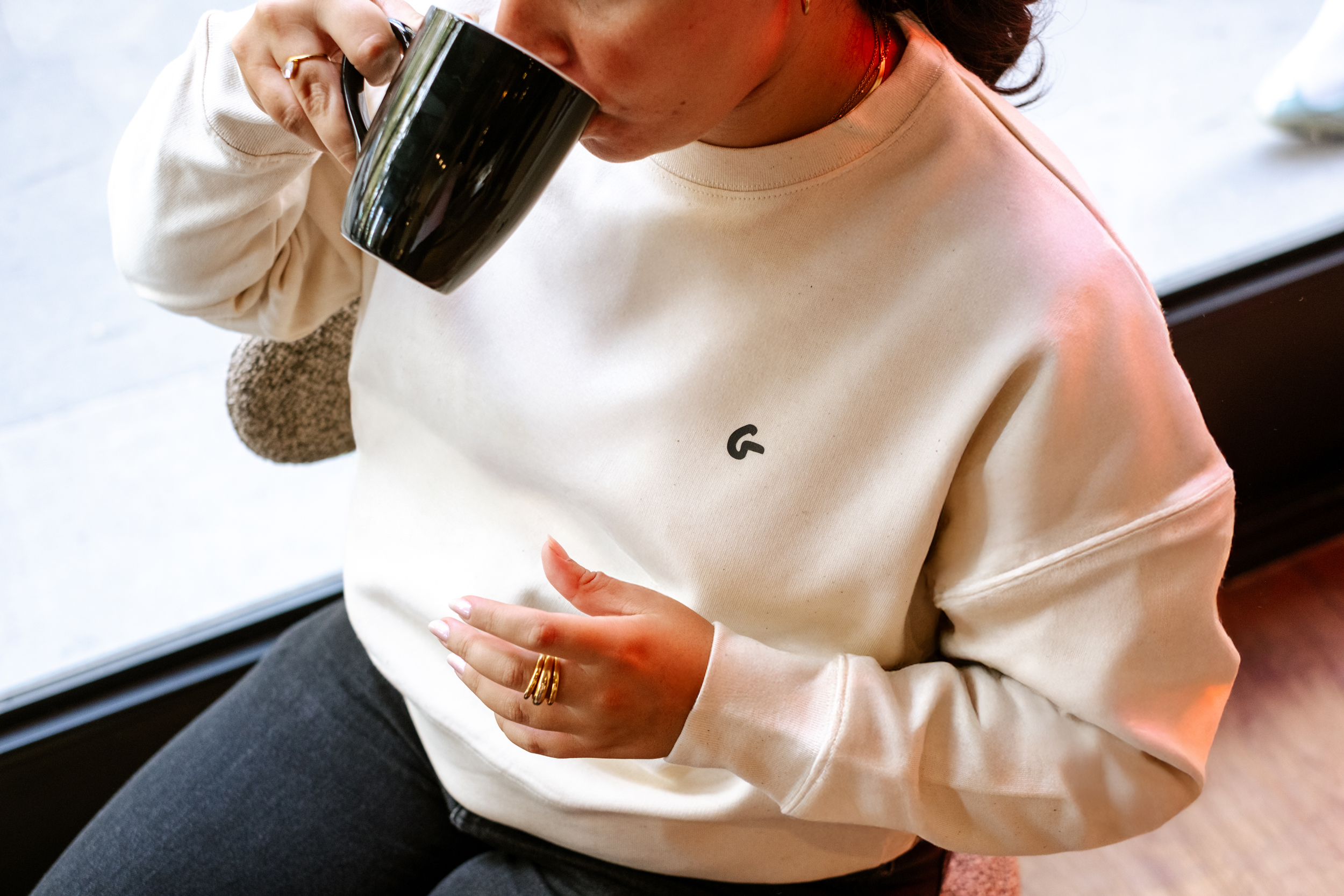 Petit-déjeuner dans l'espace commun de Glint Paris avec tote bag de la marque