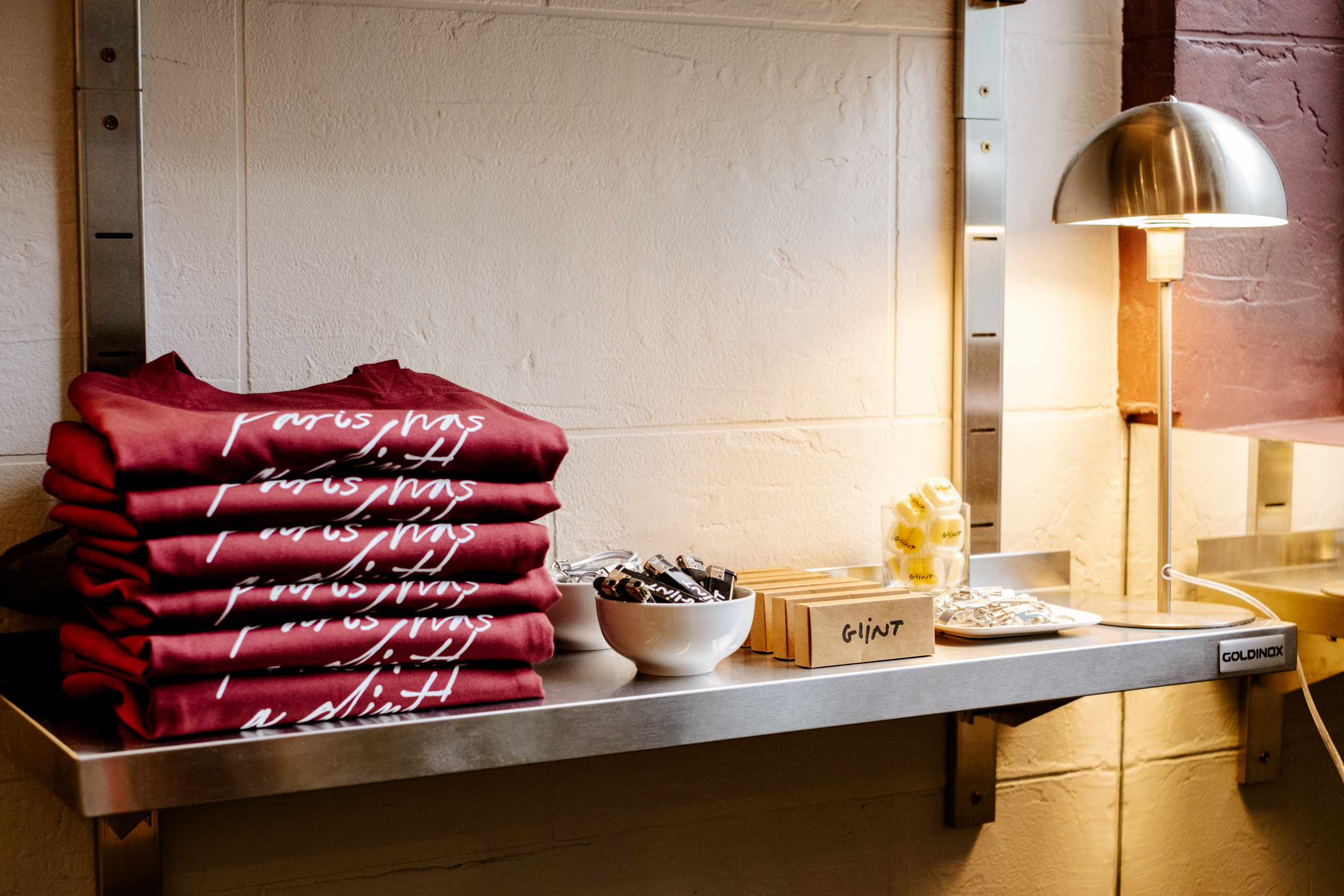 Pulls bordeaux empilés en vente dans la boutique de Glint Paris