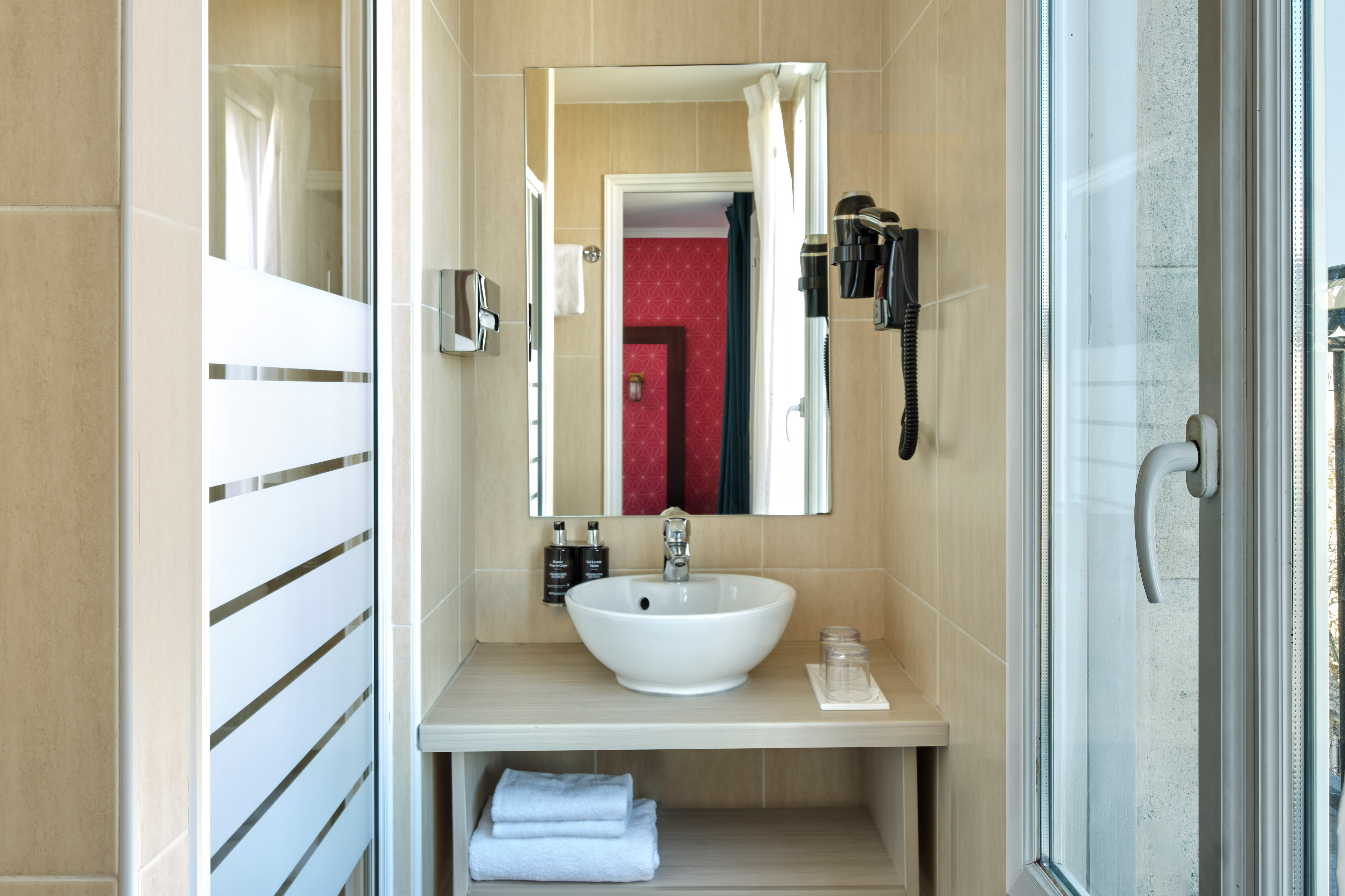 Lit en chambre double chez Glint Paris