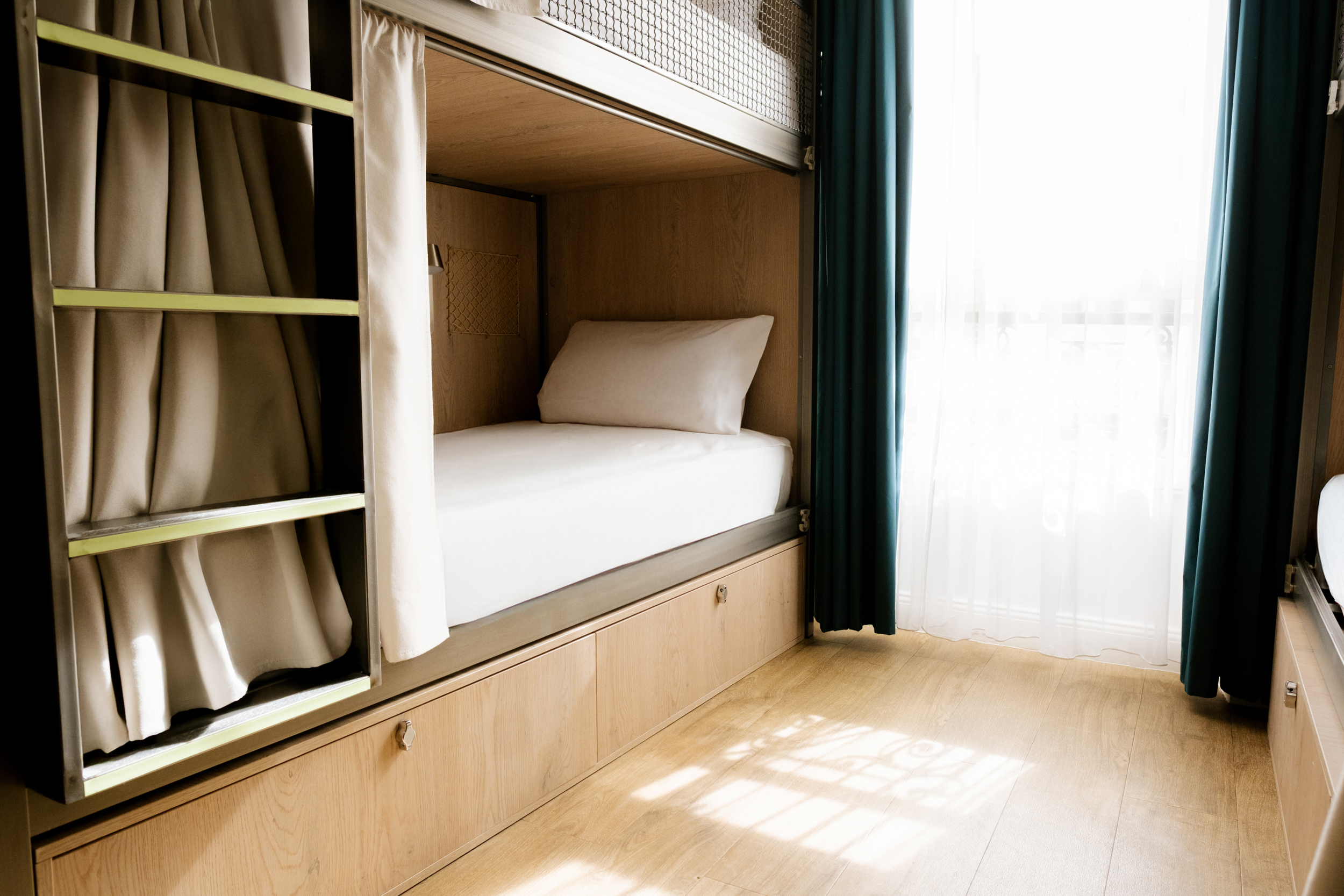 Double bed in a room - Glint Paris - Stay our Way
