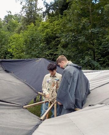 Ein Bild, das Kleidung, Baum, draußen, Person enthält.KI-generierte Inhalte können fehlerhaft sein.