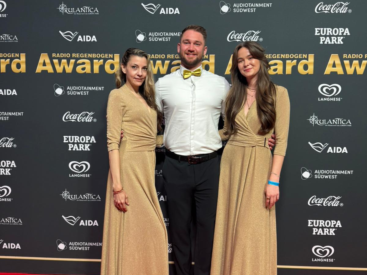eventas-Team vor der Award-Wand des Radio Regenbogen Award im Europa-Park Rust