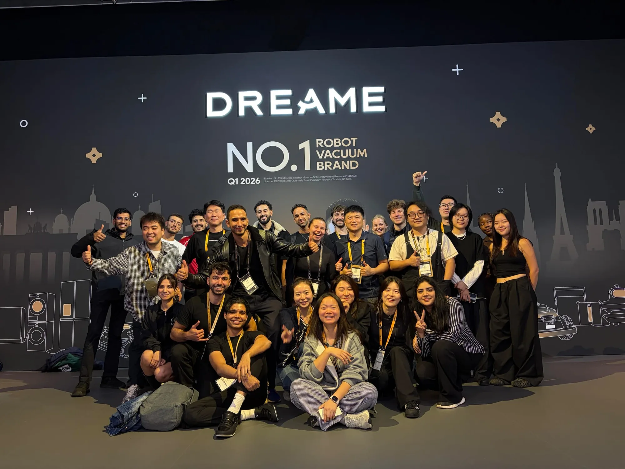 Gruppenfoto des eventas-Teams mit Umhängebandern vor der beleuchteten Dreame-Wand auf der IFA Berlin 2026 | eventas