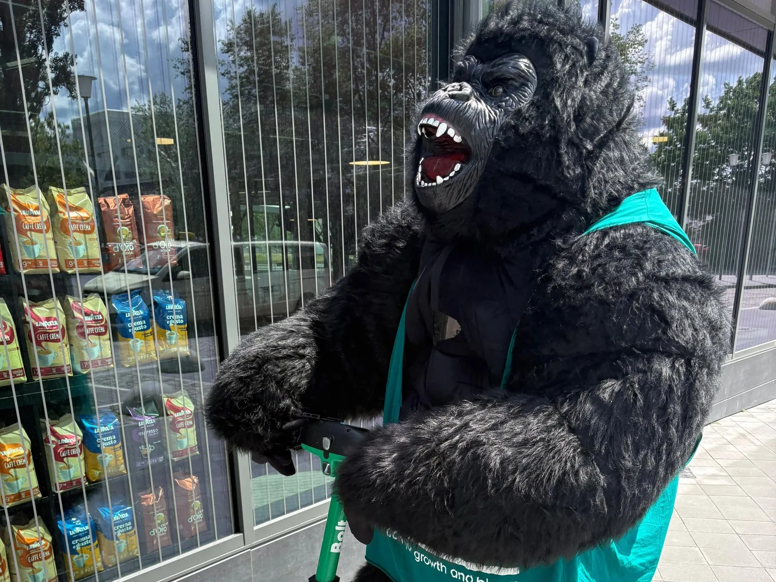 Walking act: gorilla in CANNA gear at Mary Jane Berlin 2026 | eventas