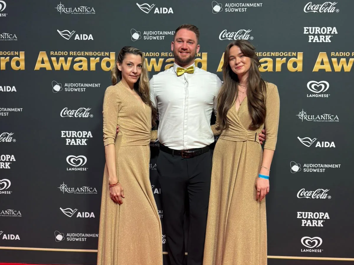 eventas-Team vor der Award-Wand des Radio Regenbogen Award im Europa-Park Rust