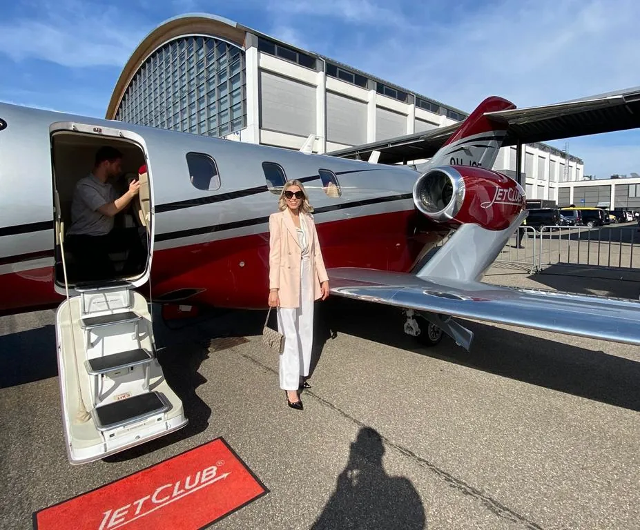 Model für Privatjet-Werbespot auf der AERO Friedrichshafen | eventas