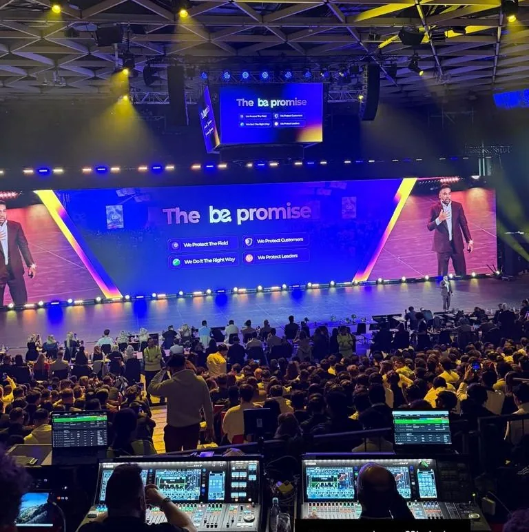 Hauptbühne der AI Breakthrough BE European Convention in München mit der Aufschrift „The be promise“ vor gefülltem Saal