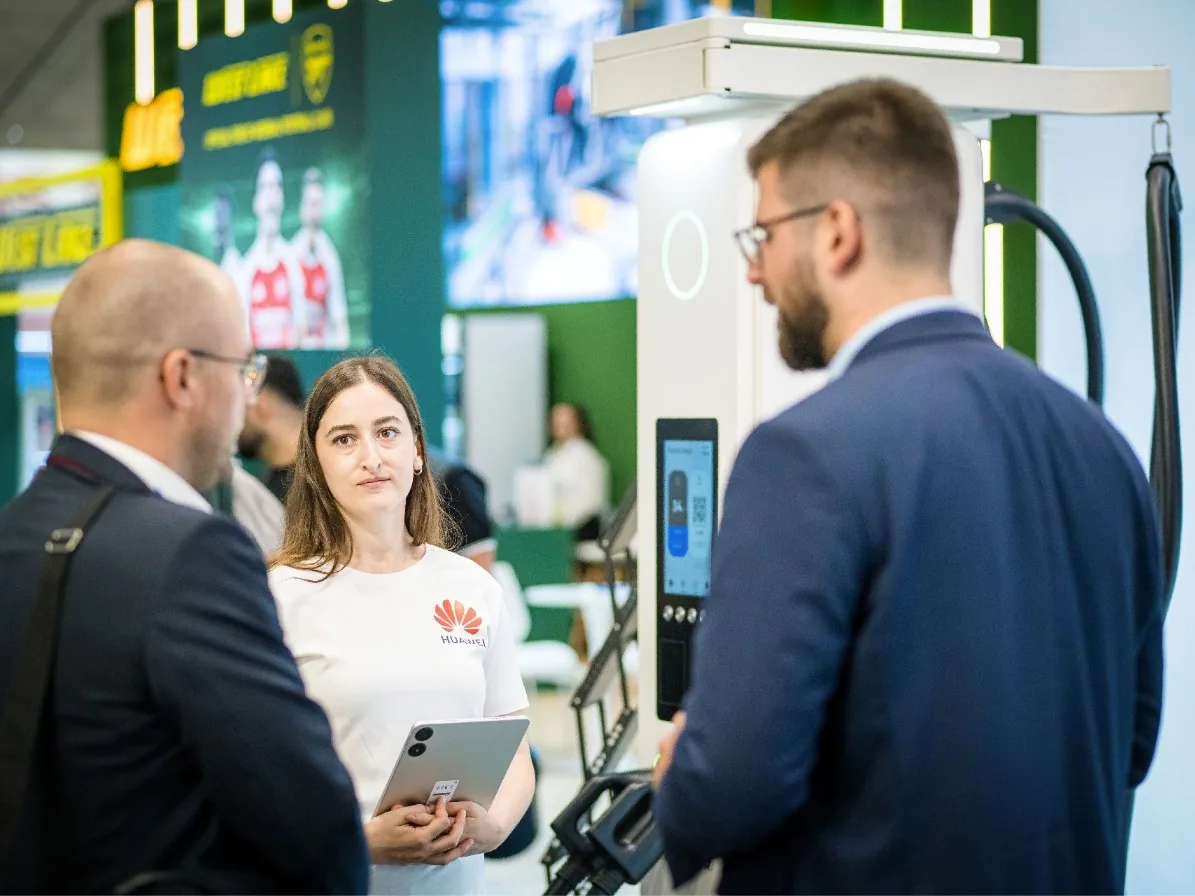 Visitors talking at the Huawei FusionSolar and Wattkraft stand at IAA Transportation 2026 | eventas
