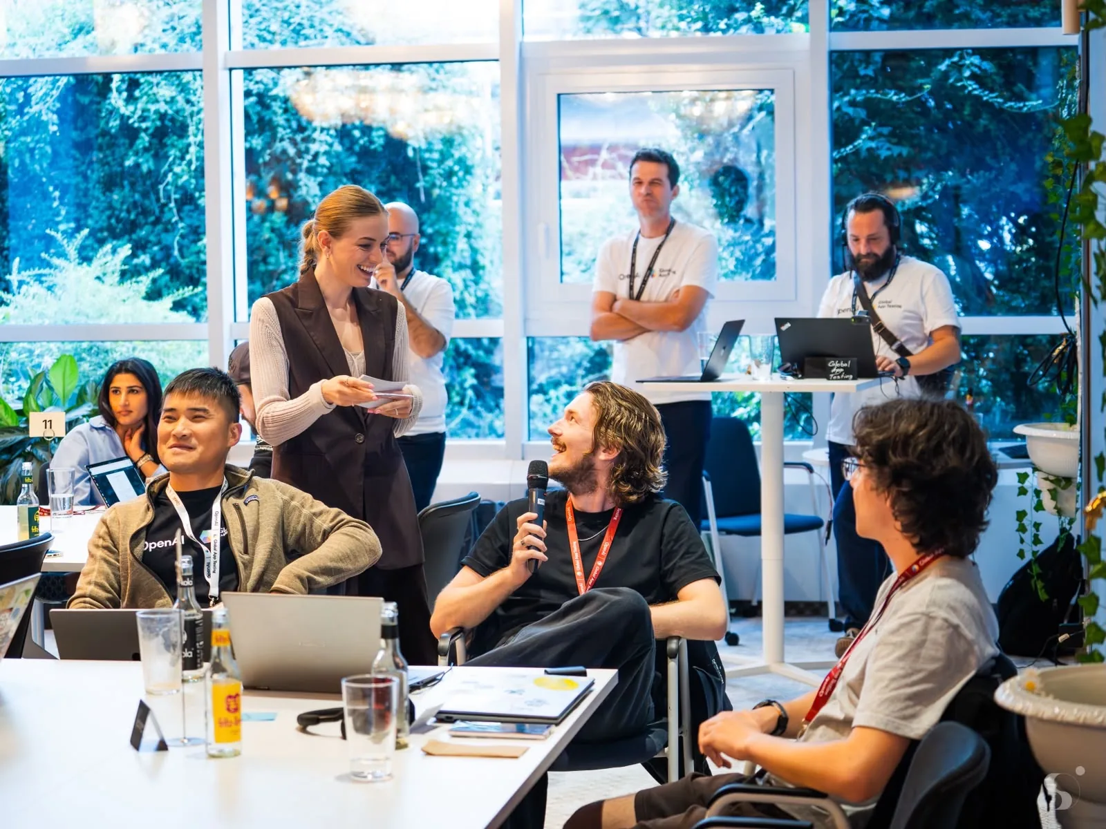 Moderatorin Maja Junginger im Veranstaltungsraum beim OpenAI Experience Lab mit Publikum an den Tischen
