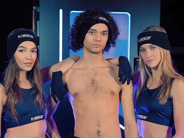 Drei Models in POWERCAB-Outfits vor der Kältekammer beim Werbedreh für Medner Medizintechnik | eventas