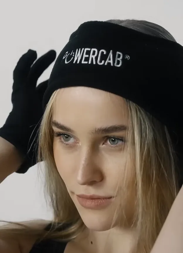 Porträt eines blonden Models mit POWERCAB-Stirnband und schwarzen Handschuhen beim Werbedreh für Medner Medizintechnik | eventas
