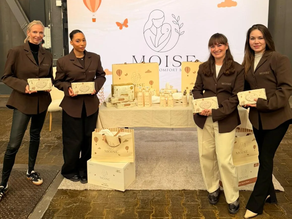 Vier Messehostessen in braunen Moise-Blazern am Stand von Moise Care auf der Babini in Düsseldorf