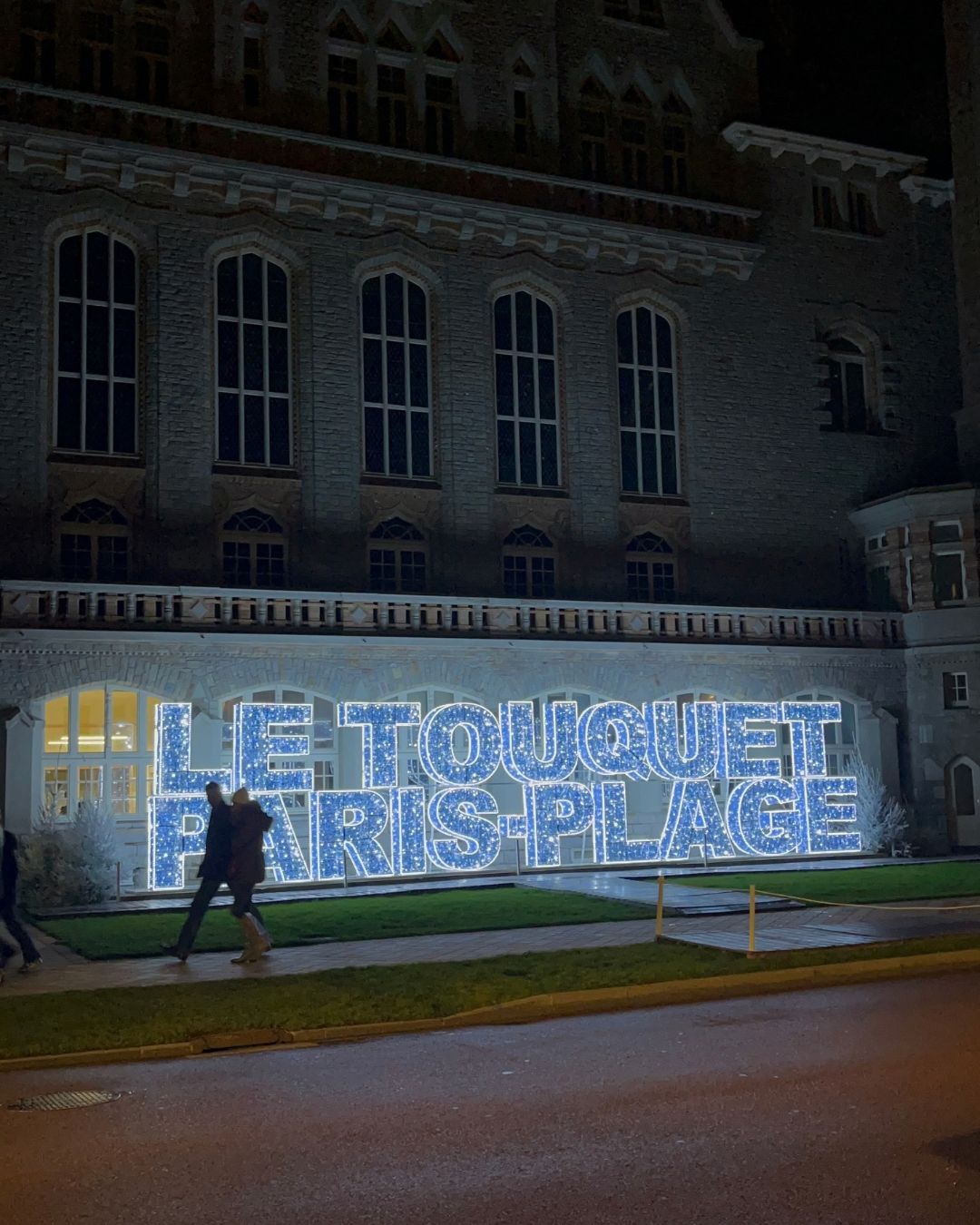 Détail des lettres lumineuses XXL fabriquées à partir de 6 700 bouteilles plastiques recyclées, décor urbain écoresponsable sur mesure pour la Ville du Touquet-Paris-Plage réalisé par Wagnon Events