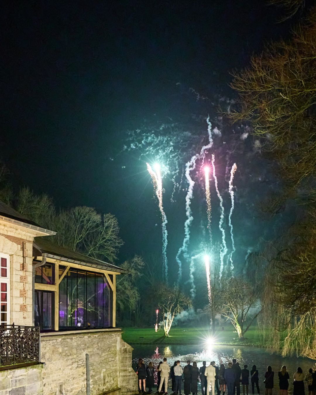 Fusées pyrotechniques s'élevant dans le parc du Château du Biez lors d'une soirée d'anniversaire d'entreprise, spectacle sur mesure alliant élégance et sécurité signé Wagnon Events.